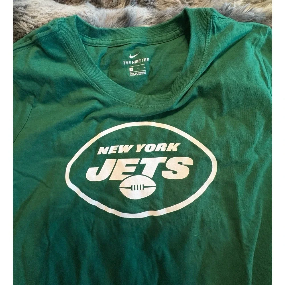 NWOT women's SIZE small green and white NIKE NEW YORK JETS t-shirt.